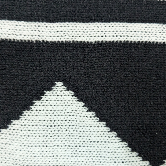 Old Navy Woman Plus Black White Geo Pattern Poncho Sweater Cowl Neck 1X-2X - Picture 6 of 9